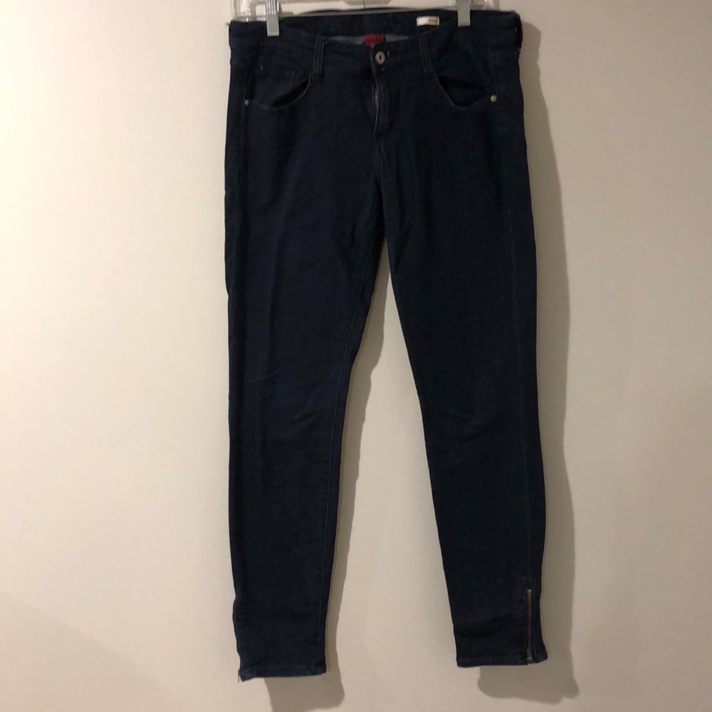 Jeans with Zipper Detail